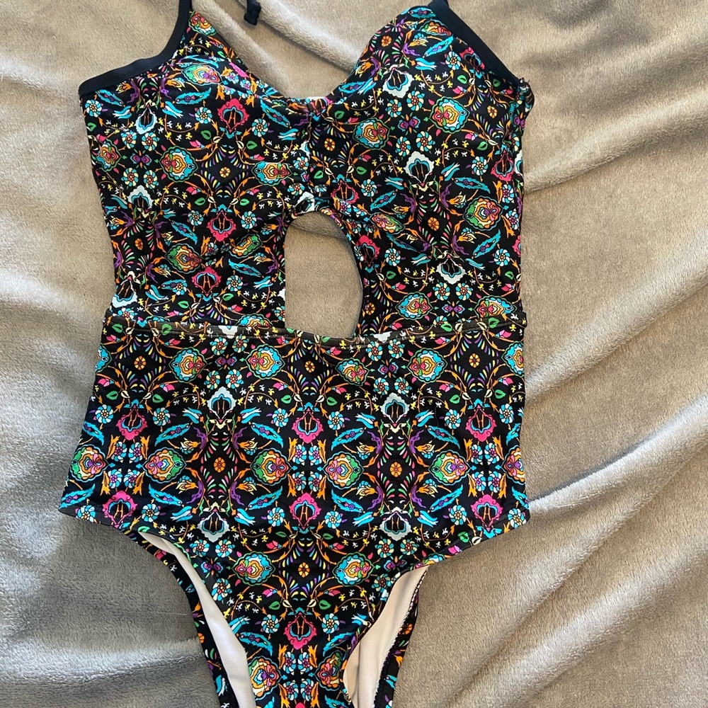 COPY - Size large beautiful one piece bathing suit
